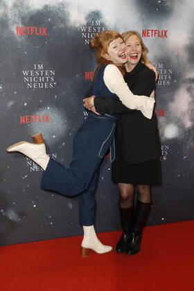 Deutschlandpremiere Netflix von - Im Westen nichts Neues Sarah Bauerett und Petra Zieger auf dem roten Teppich bei der Deutschlandpremiere Netflix von - Im Westen nichts Neues - im Kino International in Berlin. Copyright: xEventpressxGolejewskix