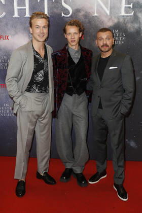 Deutschlandpremiere Netflix von - Im Westen nichts Neues Albrecht Schuch, Felix Kammerer, Edin Hasanovic auf dem roten Teppich bei der Deutschlandpremiere Netflix von - Im Westen nichts Neues - im Kino International in Berlin. Copyright: xEventpressxGolejewskix