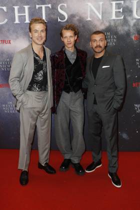 Deutschlandpremiere Netflix von - Im Westen nichts Neues Albrecht Schuch, Felix Kammerer, Edin Hasanovic auf dem roten Teppich bei der Deutschlandpremiere Netflix von - Im Westen nichts Neues - im Kino International in Berlin. Copyright: xEventpressxGolejewskix