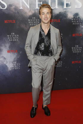 Deutschlandpremiere Netflix von - Im Westen nichts Neues Albrecht Schuch auf dem roten Teppich bei der Deutschlandpremiere Netflix von - Im Westen nichts Neues - im Kino International in Berlin. Copyright: xEventpressxGolejewskix