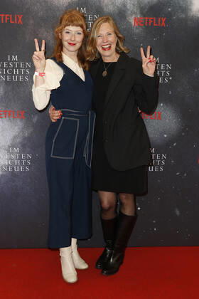 Deutschlandpremiere Netflix von - Im Westen nichts Neues Sarah Bauerett und Petra Zieger auf dem roten Teppich bei der Deutschlandpremiere Netflix von - Im Westen nichts Neues - im Kino International in Berlin. Copyright: xEventpressxGolejewskix