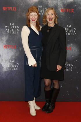 Deutschlandpremiere Netflix von - Im Westen nichts Neues Sarah Bauerett und Petra Zieger auf dem roten Teppich bei der Deutschlandpremiere Netflix von - Im Westen nichts Neues - im Kino International in Berlin. Copyright: xEventpressxGolejewskix