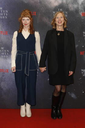 Deutschlandpremiere Netflix von - Im Westen nichts Neues Sarah Bauerett und Petra Zieger auf dem roten Teppich bei der Deutschlandpremiere Netflix von - Im Westen nichts Neues - im Kino International in Berlin. Copyright: xEventpressxGolejewskix