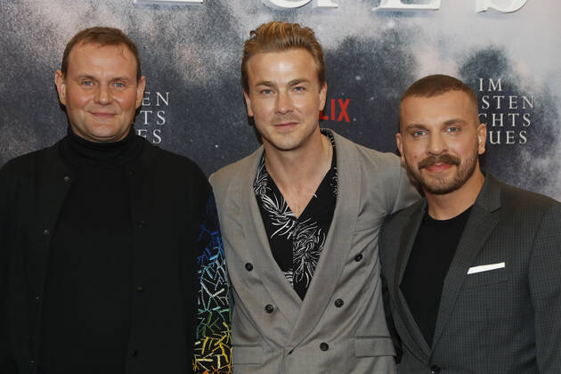 Deutschlandpremiere Netflix von - Im Westen nichts Neues Devid Striesow, Albrecht Schuch, Edin Hasanovic auf dem roten Teppich bei der Deutschlandpremiere Netflix von - Im Westen nichts Neues - im Kino International in Berlin. Copyright: xEventpressxGolejewskix