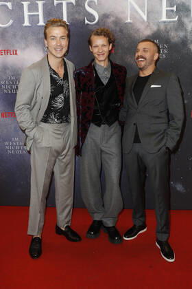 Deutschlandpremiere Netflix von - Im Westen nichts Neues Albrecht Schuch, Felix Kammerer, Edin Hasanovic auf dem roten Teppich bei der Deutschlandpremiere Netflix von - Im Westen nichts Neues - im Kino International in Berlin. Copyright: xEventpressxGolejewskix
