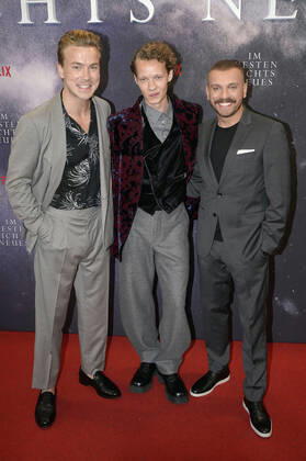 Albrecht Schuch, Felix Kammerer und Edin Hasanovic bei der Premiere des Kinofilms Im Westen nichts Neues im Kino International. Berlin, 27.09.2022