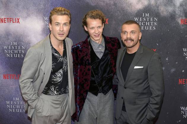 Albrecht Schuch, Felix Kammerer und Edin Hasanovic bei der Premiere des Kinofilms Im Westen nichts Neues im Kino International. Berlin, 27.09.2022