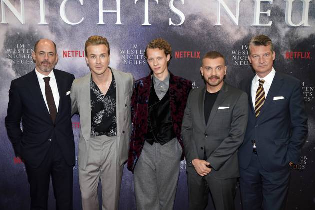 Edward Berger, Albrecht Schuch, Felix Kammerer, Edin Hasanovic und Malte Grunert bei der Premiere des Kinofilms Im Westen nichts Neues im Kino International. Berlin, 27.09.2022