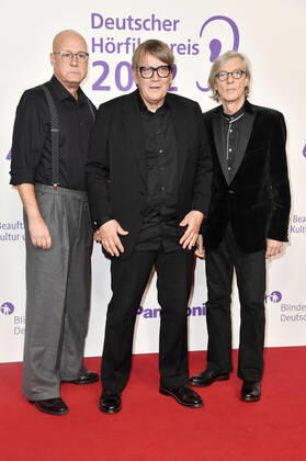 Ekki Busch, Sven Regener und Richard Pappik bei der Verleihung des 20. Deutschen Hörfilmpreises 2022 in den Bolle Festsälen am Spree-Bogen. Berlin, 27.09.2022