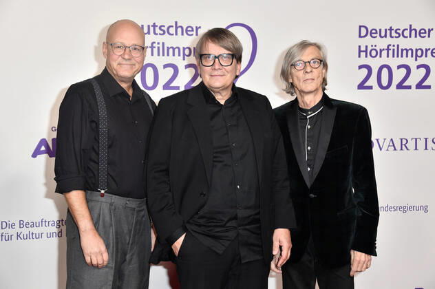 Ekki Busch, Sven Regener und Richard Pappik bei der Verleihung des 20. Deutschen Hörfilmpreises 2022 in den Bolle Festsälen am Spree-Bogen. Berlin, 27.09.2022