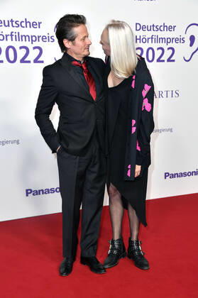 Roman Knizka und Nele Herrmann bei der Verleihung des 20. Deutschen Hörfilmpreises 2022 in den Bolle Festsälen am Spree-Bogen. Berlin, 27.09.2022