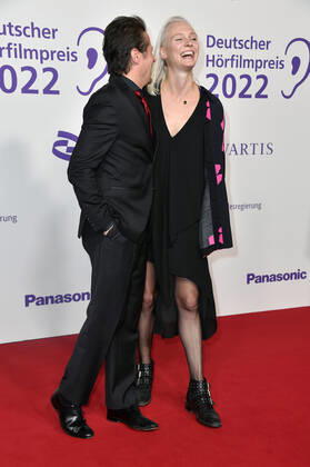 Roman Knizka und Nele Herrmann bei der Verleihung des 20. Deutschen Hörfilmpreises 2022 in den Bolle Festsälen am Spree-Bogen. Berlin, 27.09.2022