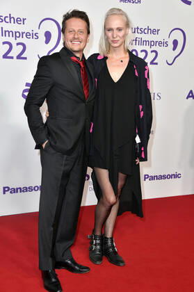 Roman Knizka und Nele Herrmann bei der Verleihung des 20. Deutschen Hörfilmpreises 2022 in den Bolle Festsälen am Spree-Bogen. Berlin, 27.09.2022