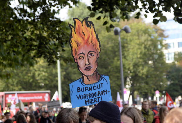 News Themen der Woche KW39 News Bilder des Tages 28 . 09 . 2022 , Berlin Mitte : Lehrerstreik in Berlin . Abschlusskundgebung vor dem Roten Rathaus . Plakat : Burnout vorprogrammiert .