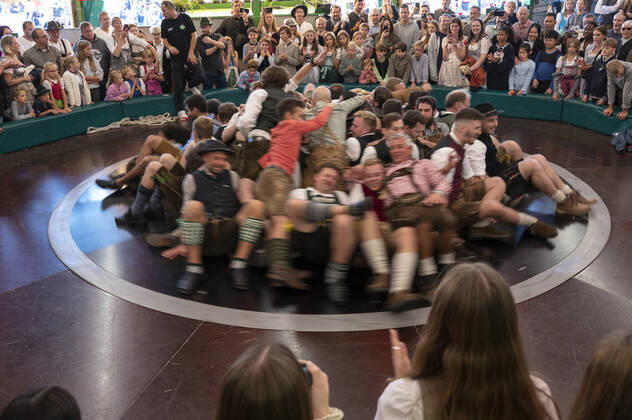 Muenchen, beim 187. Oktoberfest auf der Theresienwiese, Wiesn Impressionen, Spass im Teufelsrad