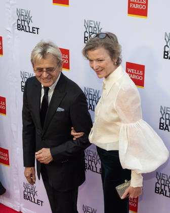 Mikhail Baryshnikov and Lisa Rinehart arrive on the red carpet at the New York City Ballet 2022 Fall Fashion Gala at the David H. Koch Theater in New York City on Wednesday, September 28th, 2022. 1 NYP20220928516 GabrielexHoltermann