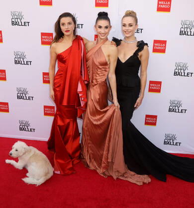 September 28, 2022, New York City, New York, USA: INDIANA WOODWARD, ALEXA MAXWELL and JACKIE BOLOGNA attend the New York City Ballet 2022 Fall Fashion Gala held at the David H. Koch Theater at Lincoln Center. New York City USA - ZUMAk03_ 20220928_zaf_k03_011 Copyright: xNancyxKaszermanx
