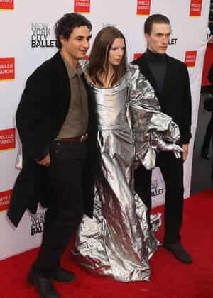 September 28, 2022, New York City, New York, USA: ZAC POSEN, actress JULIA FOX and HARRISON BALL attend the New York City Ballet 2022 Fall Fashion Gala held at the David H. Koch Theater at Lincoln Center. New York City USA - ZUMAk03_ 20220928_zaf_k03_031 Copyright: xNancyxKaszermanx