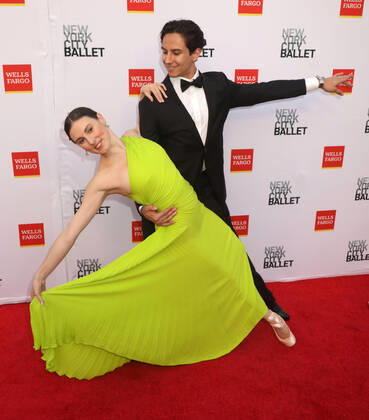 September 28, 2022, New York City, New York, USA: TILER PECK (L) and ROMAN MEJIA attend the New York City Ballet 2022 Fall Fashion Gala held at the David H. Koch Theater at Lincoln Center. New York City USA - ZUMAk03_ 20220928_zaf_k03_062 Copyright: xNancyxKaszermanx