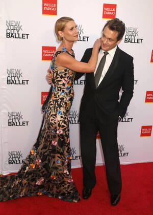 September 28, 2022, New York City, New York, USA: Actress CLAIRE DANES and HUGH DANCY attend the New York City Ballet 2022 Fall Fashion Gala held at the David H. Koch Theater at Lincoln Center. New York City USA - ZUMAk03_ 20220928_zaf_k03_096 Copyright: xNancyxKaszermanx