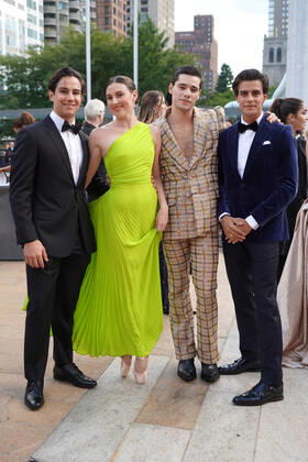 September 28, 2022, New York, NY, USA: TILER PECK and male dancers attend the New York City Ballet 2022 Fall Fashion Gala,.The David H. Koch Theater, Lincoln Center,.NYC.September 28, 2022. New York USA - ZUMAms4_ 20220928_zaf_ms4_048 Copyright: xSoniaxMoskowitzxGordonx