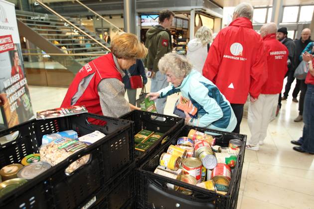 Mitarbeiter der Hamburger Tafel sammeln am Donnerstagmittag im Einkaufszentrum Europa Passage in der Hamburger Innenstadt Lebensmittelspenden und Hygieneartikel. An insgesamt drei Orten fand die Sammlung am Donnerstag statt. Die Lage bei der Hilfsorganisation hat sich seit Beginn des Ukraine-Kriegs nach eigenen Angaben deutlich verschlechtert. Grund dafür seien die gestiegenen Energiekosten sowie weniger Lebensmittelspenden. Altstadt Hamburg