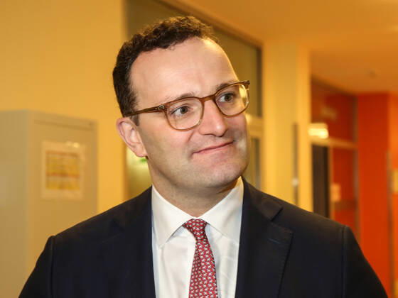 Bundesgesundheitsminister Jens Spahn CDU zu Besuch in der Universitätsklinik Magdeburg am 06.12.2019 Bundesgesundheitsminister Jens Spahn zu Besuch in der Universitätsklinik Magdeburg am 06.12.2019 - Federal Minister of Health Jens Spahn CDU visits the Magdeburg University Clinic on December 6th, 2019 Copyright: xZoonar.com AxelxKammererx zoonar_14741292
