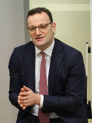 Bundesgesundheitsminister Jens Spahn CDU zu Besuch in der Universitätsklinik Magdeburg am 06.12.2019 Bundesgesundheitsminister Jens Spahn zu Besuch in der Universitätsklinik Magdeburg am 06.12.2019 - Federal Minister of Health Jens Spahn CDU visits the Magdeburg University Clinic on December 6th, 2019 Copyright: xZoonar.com AxelxKammererx zoonar_14741293