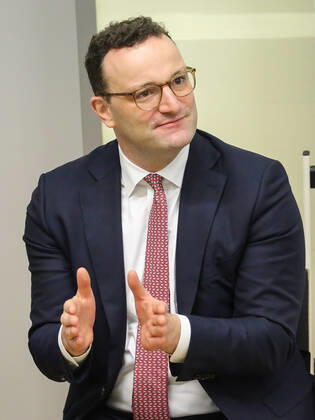 Bundesgesundheitsminister Jens Spahn CDU zu Besuch in der Universitätsklinik Magdeburg am 06.12.2019 Bundesgesundheitsminister Jens Spahn zu Besuch in der Universitätsklinik Magdeburg am 06.12.2019 - Federal Minister of Health Jens Spahn CDU visits the Magdeburg University Clinic on December 6th, 2019 Copyright: xZoonar.com AxelxKammererx zoonar_14741298