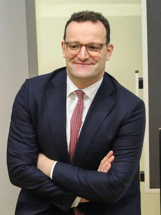 Bundesgesundheitsminister Jens Spahn CDU zu Besuch in der Universitätsklinik Magdeburg am 06.12.2019 Bundesgesundheitsminister Jens Spahn zu Besuch in der Universitätsklinik Magdeburg am 06.12.2019 - Federal Minister of Health Jens Spahn CDU visits the Magdeburg University Clinic on December 6th, 2019 Copyright: xZoonar.com AxelxKammererx zoonar_14741304
