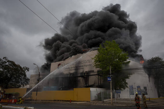 Bilder des Jahres 2022, News 09 September News Themen der Woche KW39 News Bilder des Tages Paraguay, Brand des Obersten Gericht für Wahlrecht in Asuncion September 29, 2022, Asuncion, Paraguay: Smoke rises above a burning building of the Superior Court of Electoral Justice (Tribunal Superior de Justicia Electoral), as firefighters extinguishes the fire, in Asuncion, Paraguay. Asuncion Paraguay - ZUMAc217 20220929_zip_c217_009 Copyright: xAndrexM.xChangx