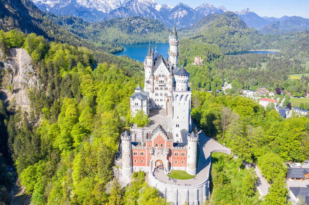 Schloss Neuschwanstein Luftbild Architektur Alpen Landschaft Deutschland Bayern Reise reisen Füssen, Deutschland - 1. Juni 2021: Schloss Neuschwanstein Luftbild Architektur Alpen Landschaft Bayern Reise reisen in Füssen, Deutschland. Copyright: xZoonar.com MarkusxMainkax zoonar_18092972