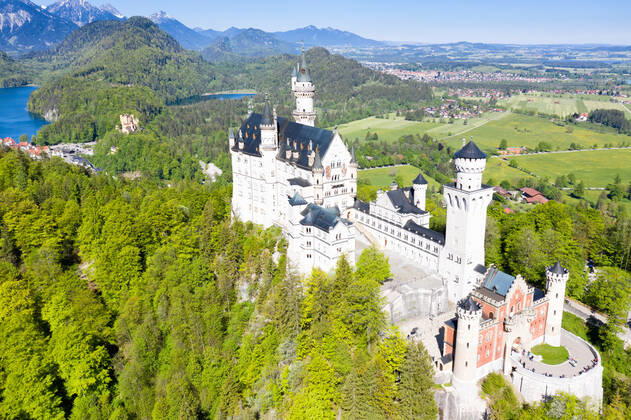 Schloss Neuschwanstein Luftbild Architektur Alpen Landschaft Deutschland Bayern Reise reisen Füssen, Deutschland - 1. Juni 2021: Schloss Neuschwanstein Luftbild Architektur Alpen Landschaft Bayern Reise reisen in Füssen, Deutschland. Copyright: xZoonar.com MarkusxMainkax zoonar_18093113