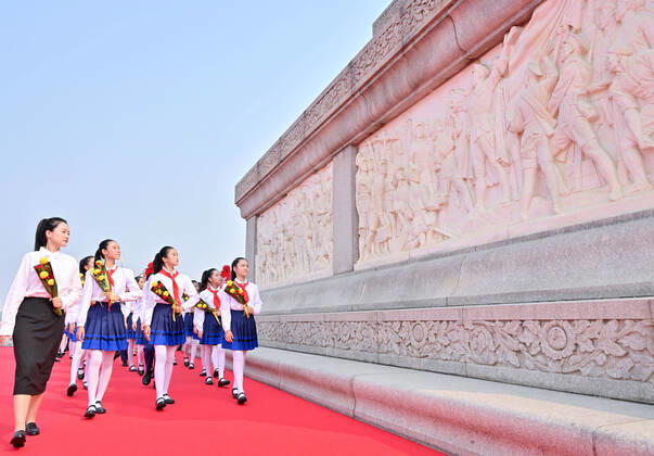 News Themen der Woche KW39 (220930) -- BEIJING, Sept. 30, 2022 -- A ceremony offering floral tribute to fallen national heroes is held at Tian anmen Square to mark the Martyrs Day in Beijing, capital of China, Sept. 30, 2022. ) CHINA-BEIJING-MARTYRS DAY-CEREMONY (CN) YuexYuewei 