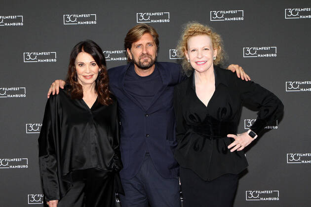 Entertainment Themen der Woche KW39 Iris Berben, Regisseur Ruben Oestlund und Sunnyi Melles bei der Triangle of Sadness Kino Premiere am 30.09.2022 im Rahmen vom Filmfest Hamburg Filmfest Filmfest Hamburg 2022- Triangle of Sadness Kinopremiere