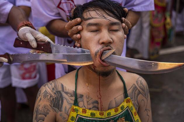 Bilder des Jahres 2022, News 10 Oktober News Themen der Woche KW39 News Bilder des Tages Thailand, Gläubige während eines Reinigungsrituals in Phuket October 1, 2022, Phuket, Thailand: Possessed Thai devotees are pierced during the Vegetarian Festival as part of a purification ritual in Phuket, Thailand, October 01, 2022. Thailand - ZUMAm249 20221001_zip_m249_004 Copyright: xAndrexMalerbax