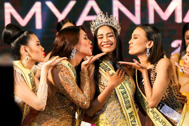 Bilder des Jahres 2022, Entertainment 10 Oktober Entertainment Themen der Woche KW39 Entertainment Bilder des Tages Myanmar, Miss-Wahl (221002) -- YANGON, Oct. 2, 2022 -- Zar Li Moe (C), after winning the crown of Miss Universe Myanmar 2022, poses with other beauty contestants in Yangon, Myanmar, Oct. 1, 2022. A total of 14 beauty contestants participated in the Miss Universe Myanmar 2022 finale in Yangon on Saturday. (Photo by Xinhua) MYANMAR-YANGON-MISS UNIVERSE MYANMAR 2022 MyoxKyawxSoe 