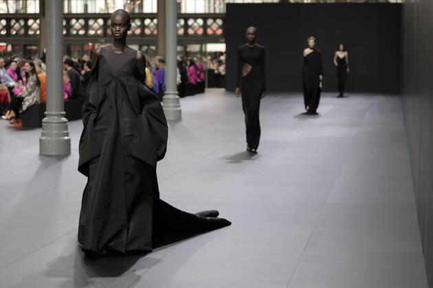 Bilder des Jahres 2022, Entertainment 10 Oktober Entertainment Themen der Woche KW39 Entertainment Bilder des Tages A model takes to the catwalk during Valentino s show as part of the Spring Summer 2023 Fashion Week presentations in Paris, France, on Sunday, October 2, 2022. 1 PAR20221002118 ECOxCLEMENT