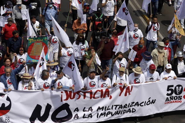 Bilder des Jahres 2022, News 10 Oktober News Themen der Woche KW39 News Bilder des Tages Commemoration Of The 54 years of the Tlatelolco massacre October 2, 2022, Mexico City, Mexico: Thousands of students, citizens and activists take part during the march for the 54th anniversary of the massacre of students and civilians in the Plaza de las Tres Culturas in 1968 in Tlatelolco in Mexico City. on October 2, 2022 in Mexico City, Mexico. (Photo by Luis Barron Eyepix Group). Copyright: xLuisxBarronx xEyepixxGroupx LB_02102022_77992