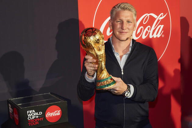Bilder des Jahres 2022, Entertainment 10 Oktober Entertainment Themen der Woche KW39 Entertainment Bilder des Tages FIFA World Cupâ ¢ Trophy Tour by COCA-COLA Bastian Schweinsteiger bei der FIFA World Cupâ ¢ Trophy Tour by COCA-COLA in Berlin Copyright: xEventpressxRadkex