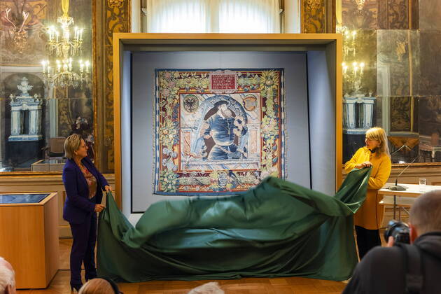 Bilder des Jahres 2022, News 10 Oktober News Themen der Woche KW40 News Bilder des Tages Tapisserie von Kaiser Karl V. kehrte nach Moritzburg zurück Die kulturhistorisch, national und insbesondere für die sächsische Landesgeschichte bedeutsame Tapisserie mit dem Bildnis Kaiser Karls V. kehrt nach 77 Jahren wieder nach Schloss Moritzburg zurück. Der aus Wolle, Seide und Goldfäden gewebte Wandteppich mit einer Größe von ca. vier Quadratmetern wurde 1545 vom Teppichwirker Seger Bombeck in Leipzig fertig gestellt. Das von Blumen und Fruchtgirlanden umrahmte Mittelfeld zeigt ein Halbfigurenbildnis des Habsburger Kaisers Karl V. Der Bildteppich gehörte zur Ausstattung des ab 1547 neu erbauten Dresdner Residenzschlosses des Kurfürsten Moritz von Sachsen, der dem Kaiser seinen Kurfürstentitel verdankte. Nach dem Verkauf an