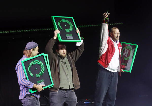 04.10.2022, Berlin - Deutschland. Preis für Popkultur, Event im Admiralspalast. Das Team Scheisse gewinnt in der Kategorie Hoffnungsvollster Newcomer .