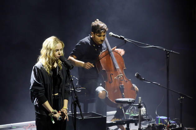 04.10.2022, Berlin - Deutschland. Preis für Popkultur, Event im Admiralspalast. Paula Hartmann singt aus ihrem Repertoire.
