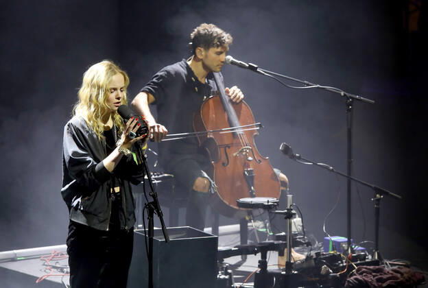 04.10.2022, Berlin - Deutschland. Preis für Popkultur, Event im Admiralspalast. Paula Hartmann singt aus ihrem Repertoire.