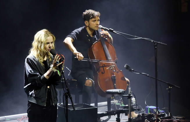 04.10.2022, Berlin - Deutschland. Preis für Popkultur, Event im Admiralspalast. Paula Hartmann singt aus ihrem Repertoire.