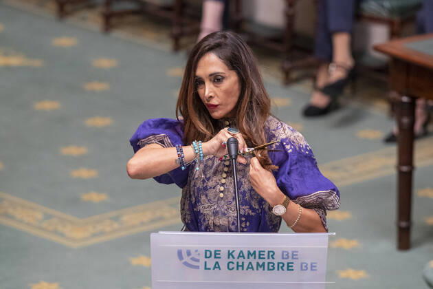 Bilder des Jahres 2022, News 10 Oktober News Themen der Woche KW40 News Bilder des Tages Belgien, Abgeordnete Darya Safai schneidet sich aus Solidarität mit Protesten in Iran Haare ab N-VA s Darya Safai cutting some of her hair as protest against events in Iran and other parliament members applaud during a plenary session of the Chamber at the Federal Parliament in Brussels, Thursday 06 October 2022.  NICOLASxMAETERLINCK 46383617