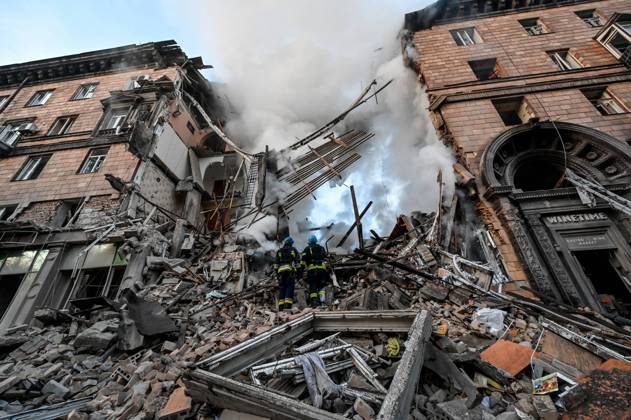 Ukraine-Krieg, Jahrestag der Invasion, Chronologie der Ereignisse, Archivbilder Bilder des Jahres 2022, News 10 Oktober News Themen der Woche KW40 News Bilder des Tages ZAPORIZHZHIA, UKRAINE - OCTOBER 06, 2022 - Rescuers work at the site of a multiple S-300 missile strike by the russian troops on Zaporizhzhia, south-eastern Ukraine. Russian troops once again launch missile attack on Zaporizhzhia  Copyright: xDmytroxSmoliyenkox