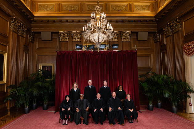 Bilder des Jahres 2022, News 10 Oktober News Themen der Woche KW40 News Bilder des Tages Justices of the US Supreme Court during a formal group photograph at the Supreme Court in Washington, D.C., US, on Friday, Oct. 7, 2022. Seated from left: Associate Justice Sonia Sotomayor, Associate Justice Clarence Thomas, Chief Justice John Roberts, Associate Justice Samuel Alito Jr. and Associate Justice Elena Kagan. Standing from left: Associate Justice Amy Coney Barrett, Associate Justice Neil Gorsuch, Associate Justice Brett Kavanaugh and Associate Justice Ketanji Brown Jackson. 1 WASP2022100703 EricxLee