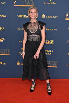 Svenja Jung bei der GOLDENE HENNE 2022 in der Media City in Leipzig am 07.01.2022 - Roter Teppich