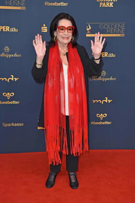 Nana Mouskouri bei der GOLDENE HENNE 2022 in der Media City in Leipzig am 07.01.2022 - Roter Teppich